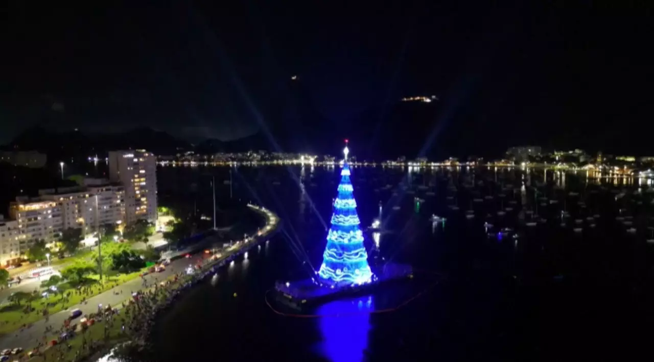 80-метровую рождественскую ель зажгли в Бразилии