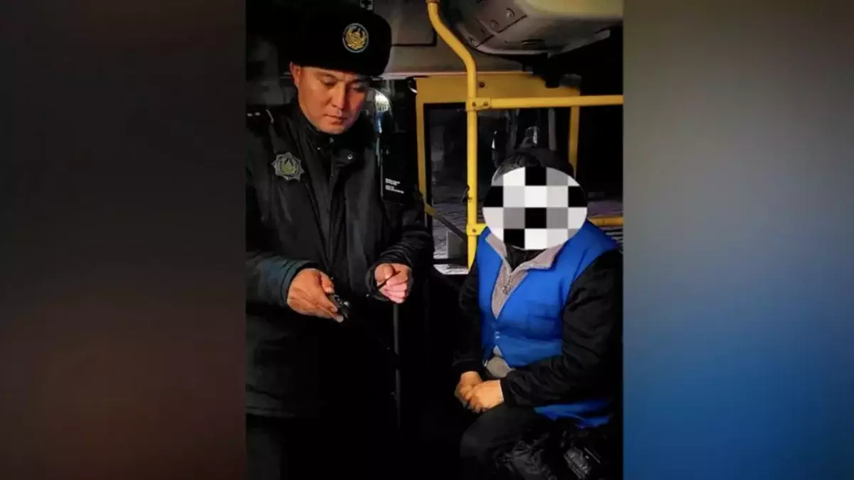 Семейде кондуктор жолақысын төлей алмаған баланы автобустан түсіріп жіберген