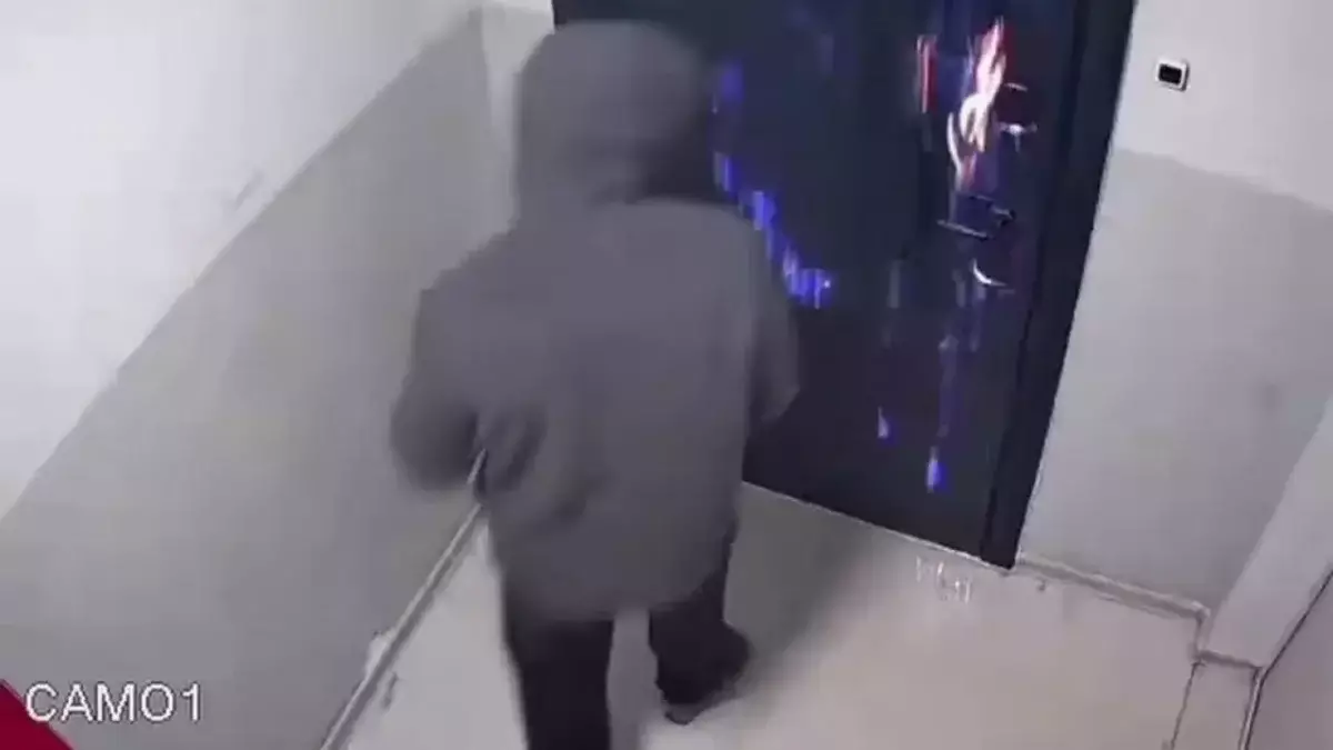 Алматыда белгісіз ер адам пәтер есігіне өрт қойды (ВИДЕО)