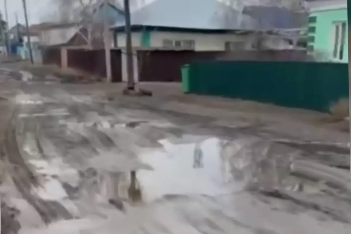 Адам жүретін емес, азап жолы: Көкшетаудың асфальтсыз көшесі тұрғындарды титықтатты