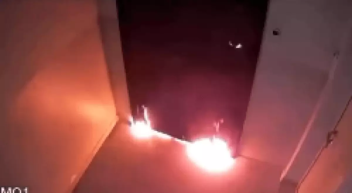Поджог двери квартиры попал на видео в Алматы