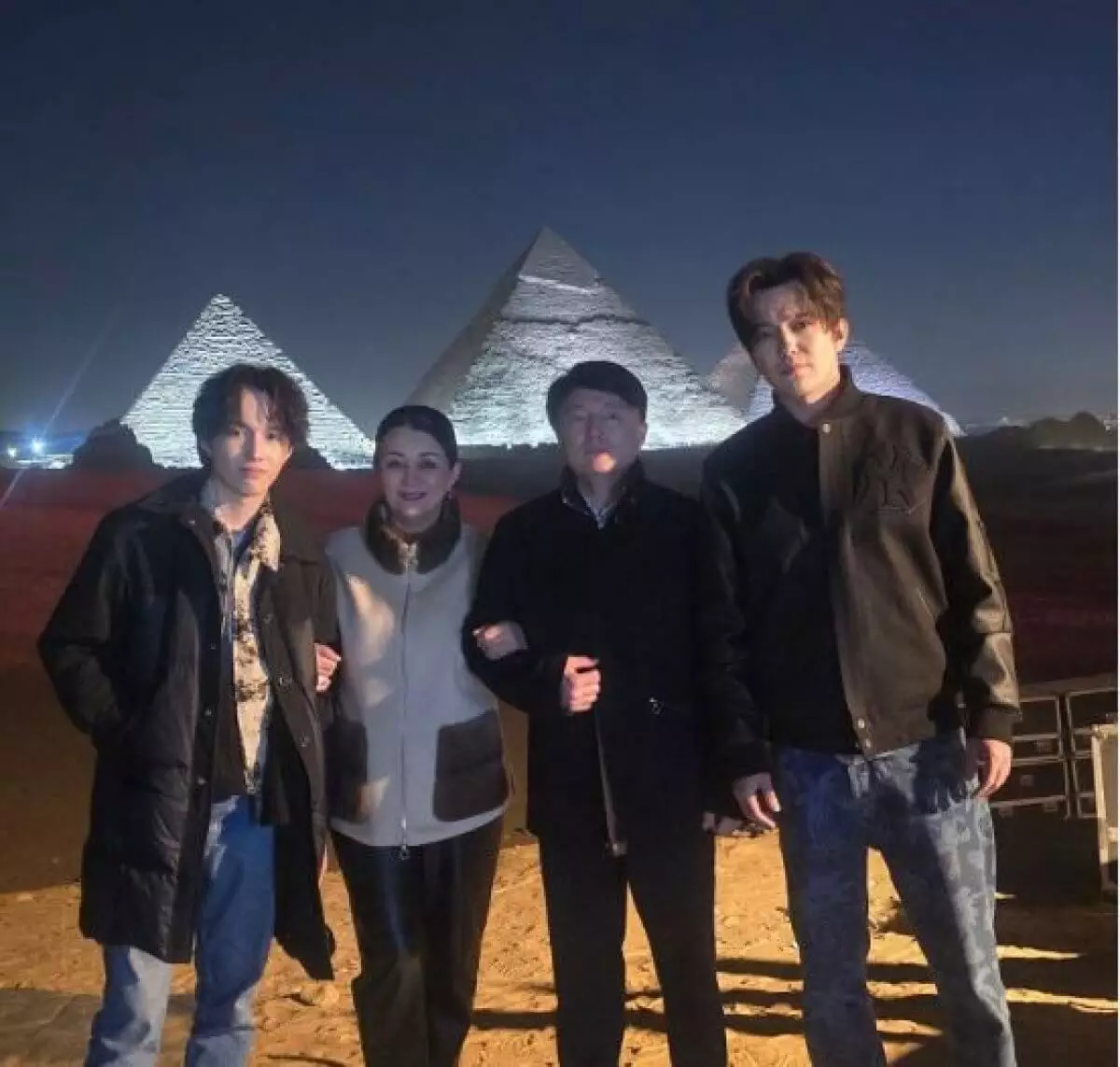 Мать Димаша Кудайбергена показала семейное фото