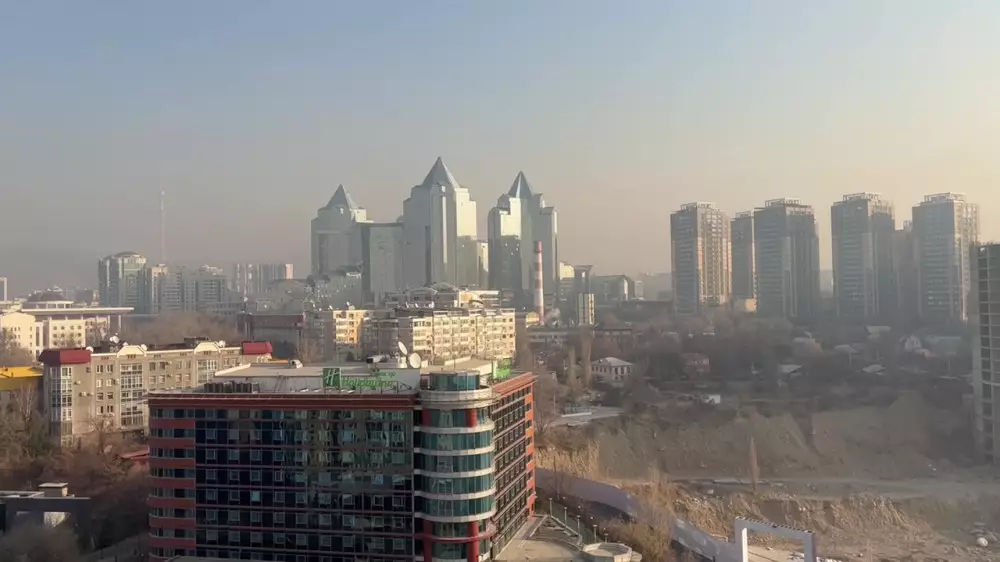 Житель Алматы показал плотный смог над городом