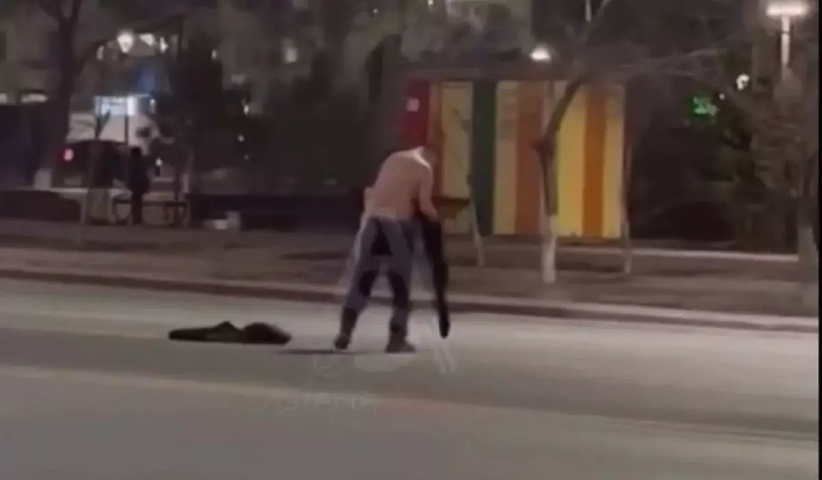 Полуголый мужчина гулял на проезжей части в Астане (ВИДЕО)