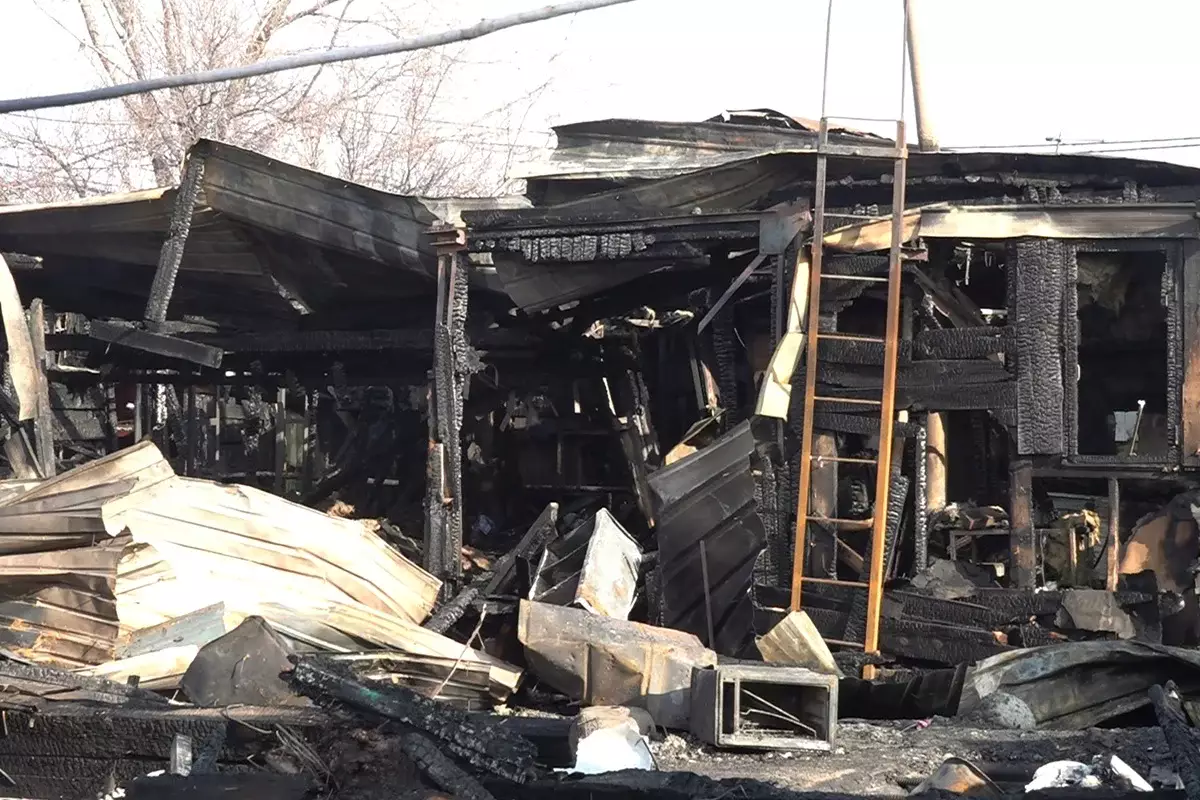 Без крыши над головой: в Алматинской области из-за пожара две семьи лишились дома