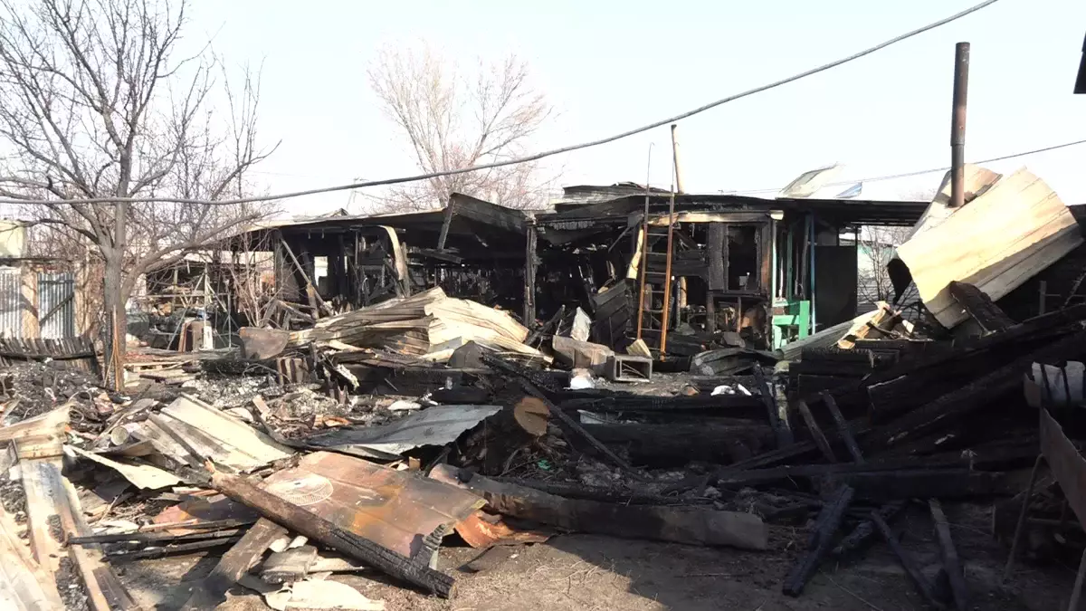 Бас сауғалар жеріміз жоқ: Алатау қаласында үйі өртеніп кеткен екі отбасы көмекке мұқтаж