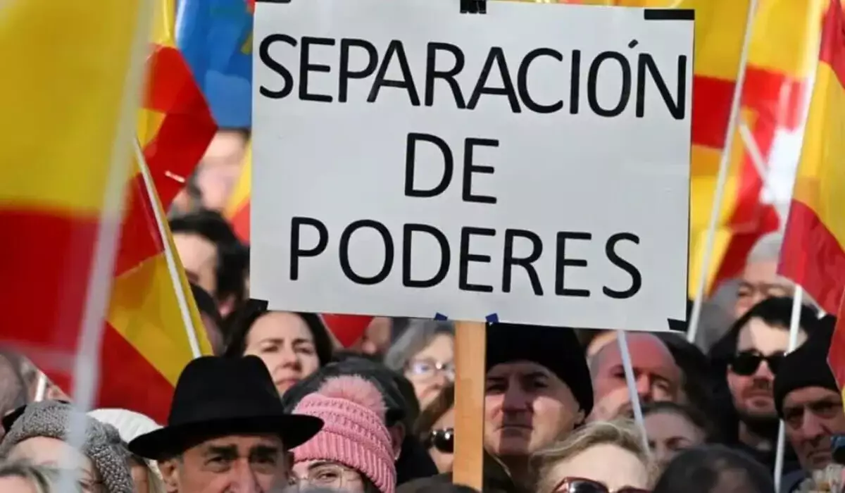 Массовые протесты против премьера Испании прошли в Мадриде