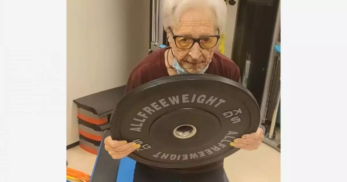  Соғысты, қатерлі ісікті, ковидті өткерген: 101 жастағы әже күн сайын екі сағат гантель көтеріп жаттығады 