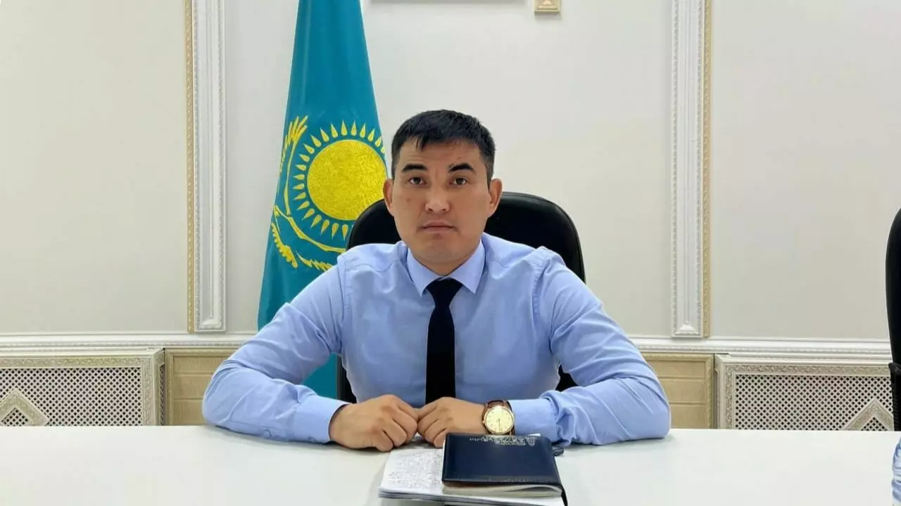 Көңілдесін сабаған Қандыағаш әкімі қызметінен қуылды