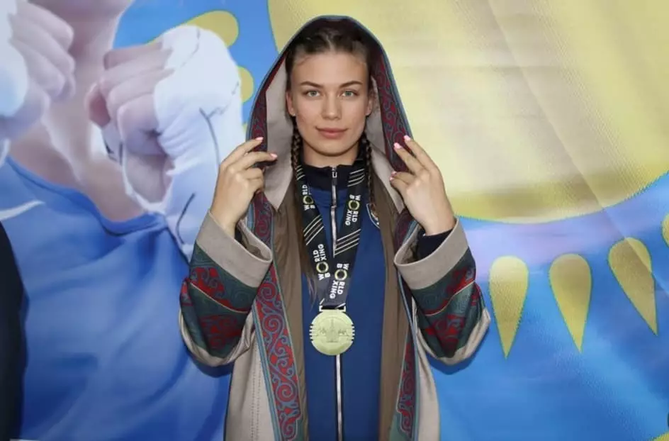 Әлем чемпионы атанған отандық боксшы қымбат сыйлығын көрсетті