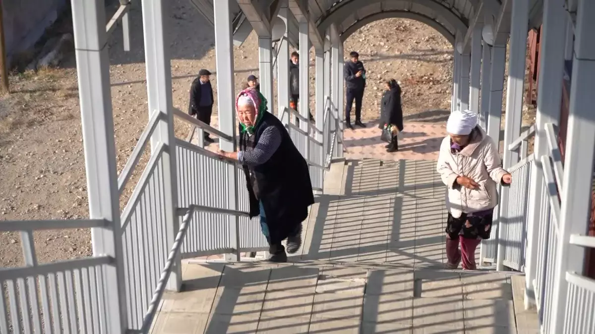 Желге ұшқан ақша: Жамбылда теміржол өткелі жылға жетпей бүлініп жатыр