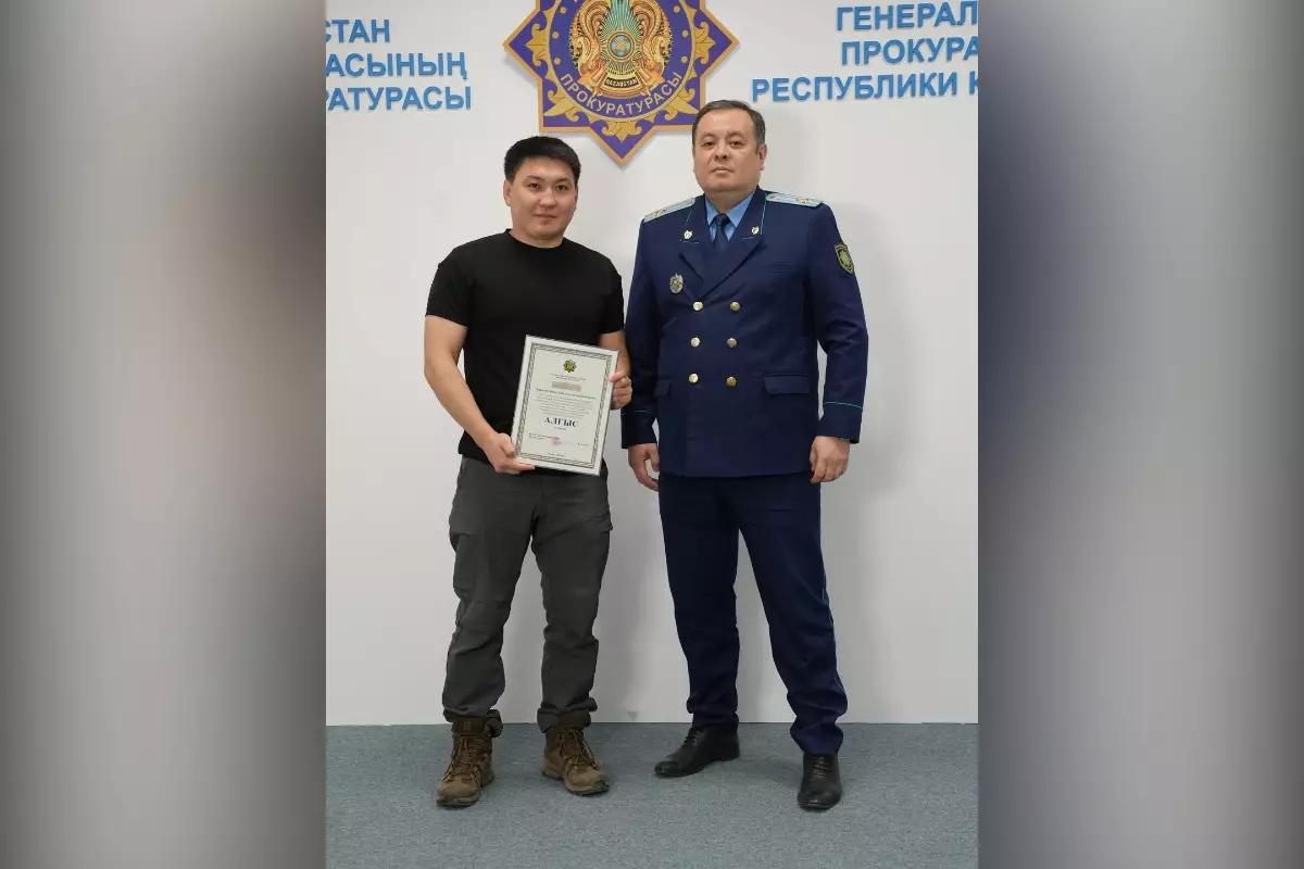 Блогер Qasqir_kz получил грамоту от генпрокурора Казахстана