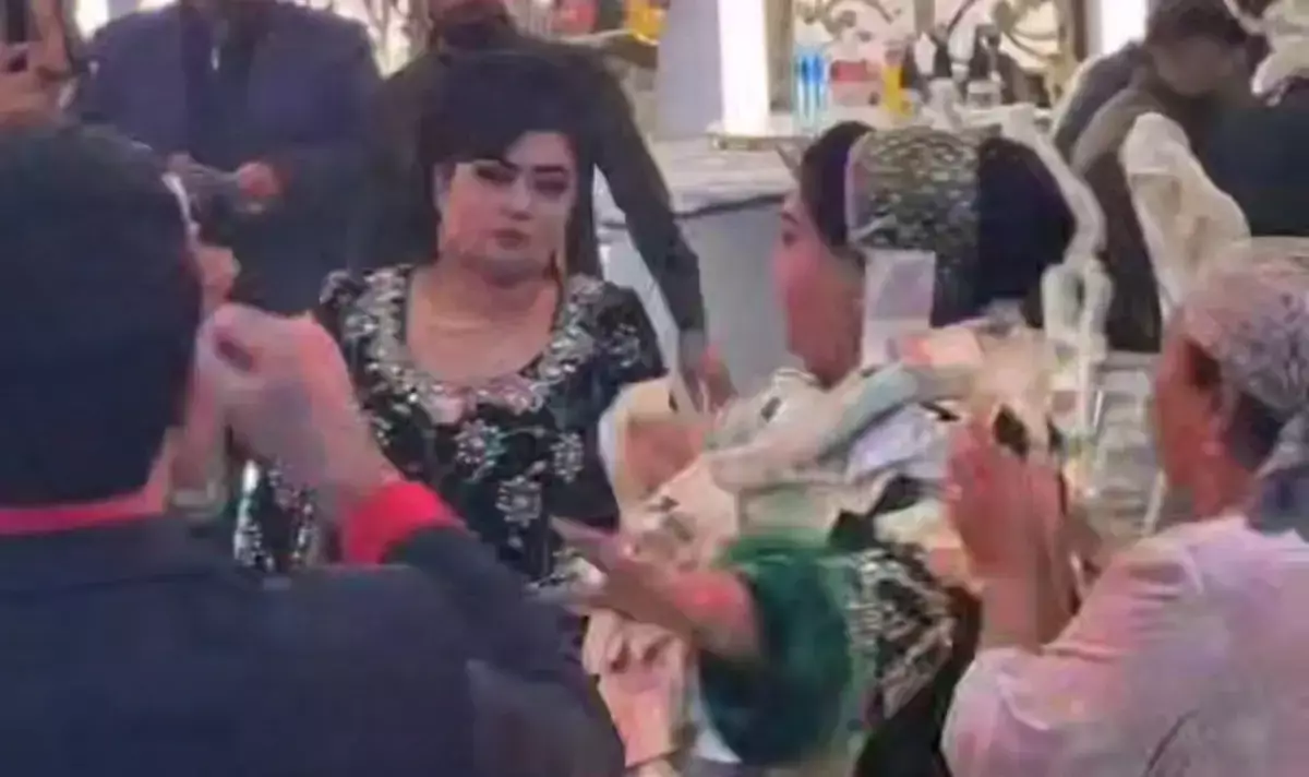 На узбекской свадьбе свекровь "одели" в деньги (видео) - новости на Lada.kz 01.12.2025