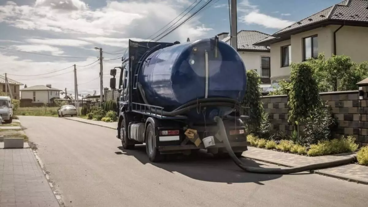 Ассенизатор сливал сточные воды в неположенном месте в Астане (ВИДЕО)