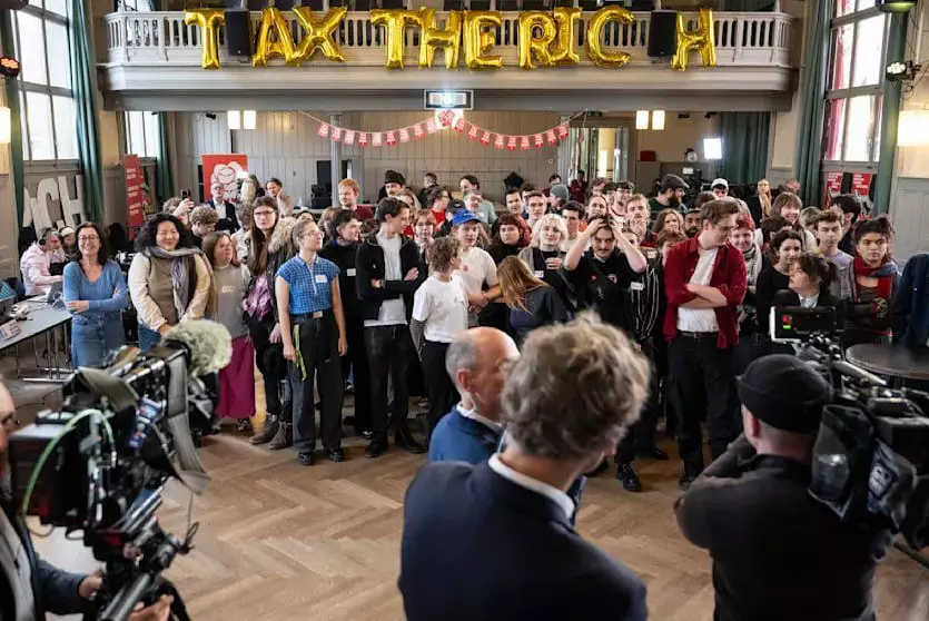 Жители Швейцарии проголосовали против налога на сверхбогатых и всеобщей гражданской службы