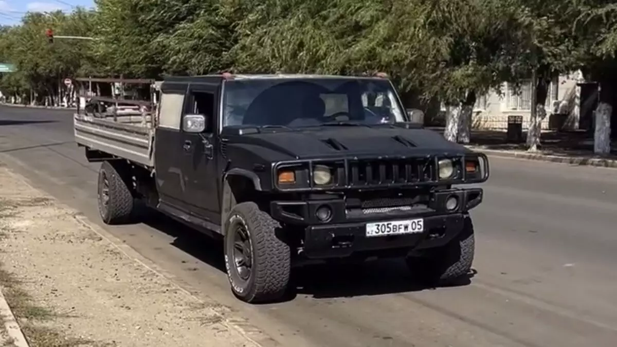 Казахстанцы переделали лимузин Hummer в грузовик с кузовом от Газели.