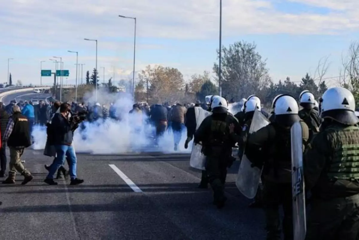 В Греции полиция применила слезоточивый газ против протестующих фермеров