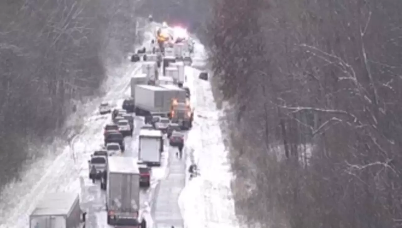 Сильный снегопад в США привёл к массовому ДТП