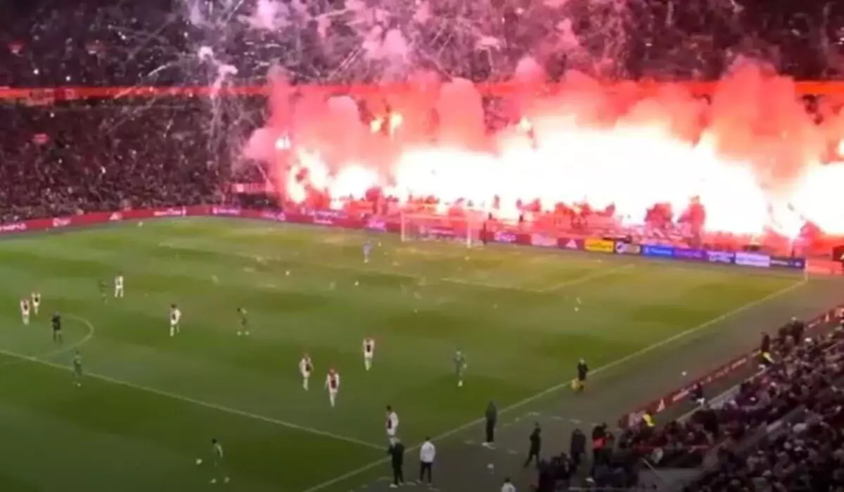 Фейерверки остановили матч «Аякса» в Амстердаме (ВИДЕО)