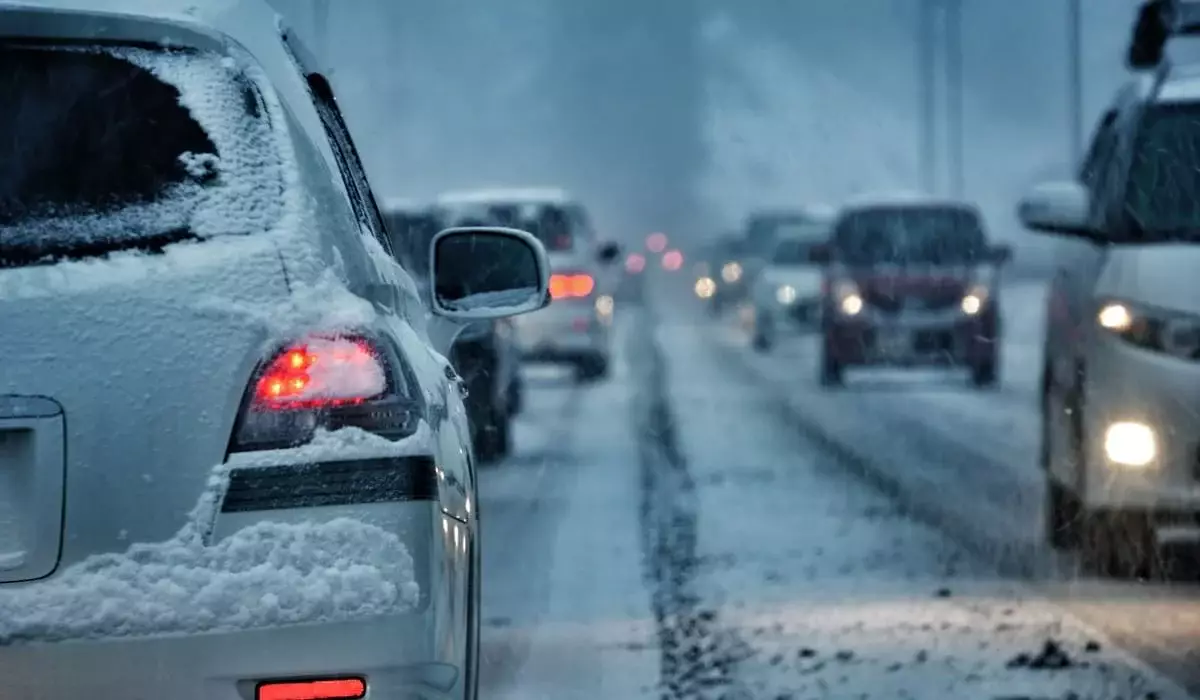 Снег и дождь в четырех областях: водителей Казахстана предупреждают об опасных дорогах
