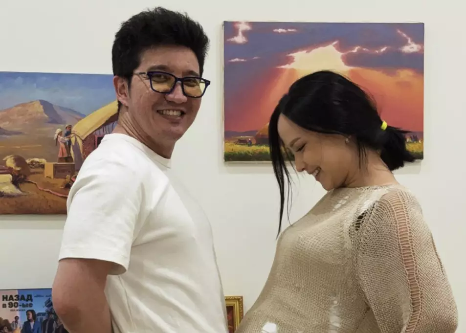 &#171;Сені жақсы көремін!&#187;: Қызды болған Айқын Төлепберген әйеліне алғыс айтты