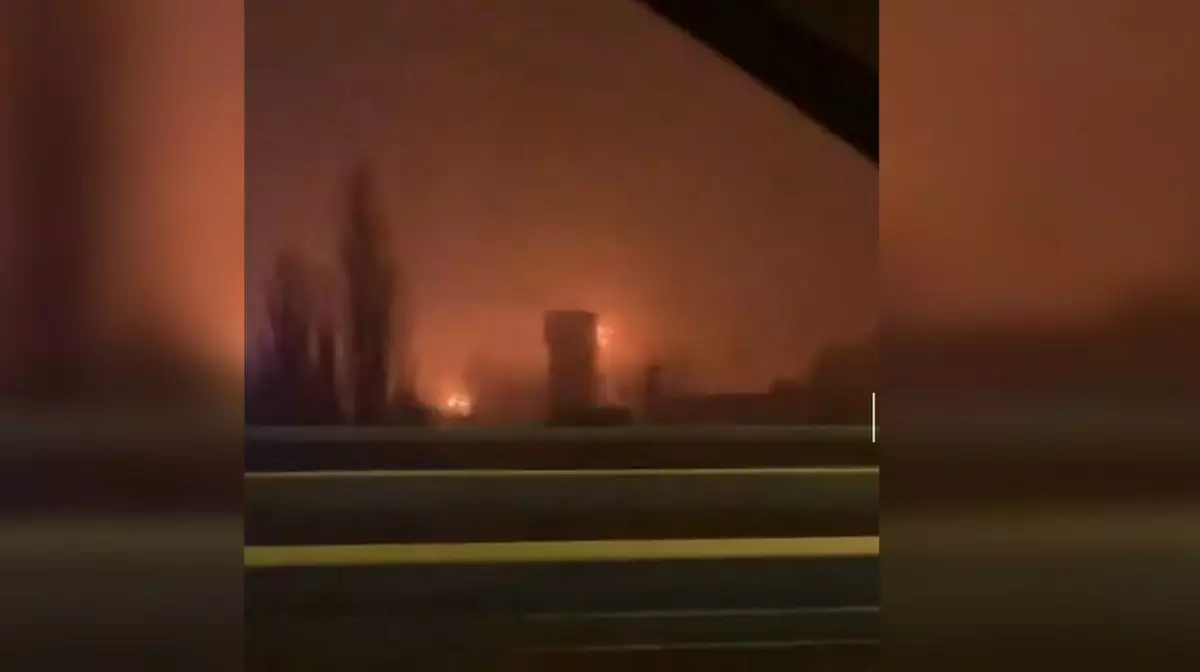 В Орловской области дроны атаковали нефтебазу, вспыхнул пожар