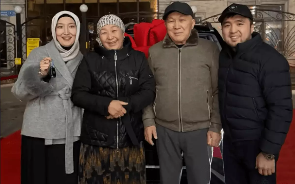 Елдос Сметов подарил жене новое авто