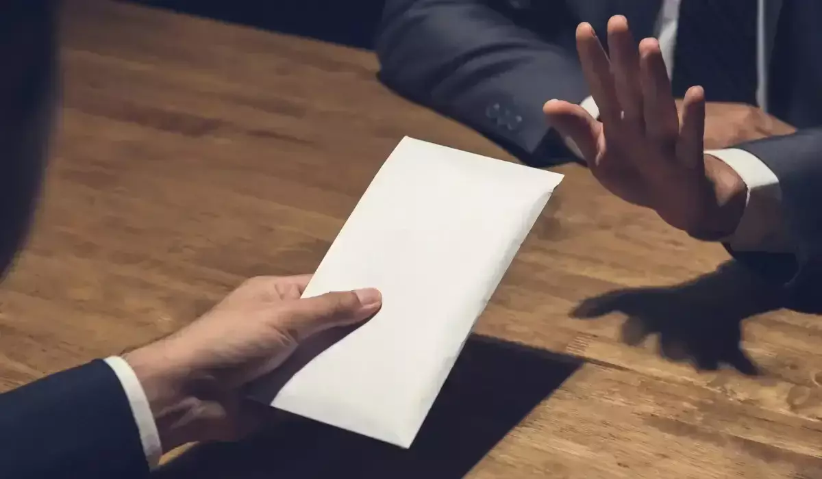 Қазақстанда бір ай ішінде 30-дан астам адам пара бергені үшін ұсталды