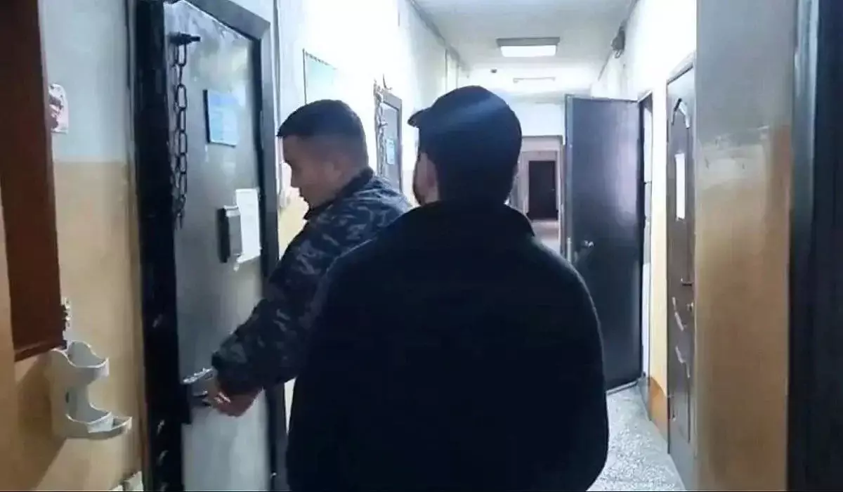 Семейде стендап-блогер жұрттың алдында боқтаймын деп түрмеден бір-ақ шықты