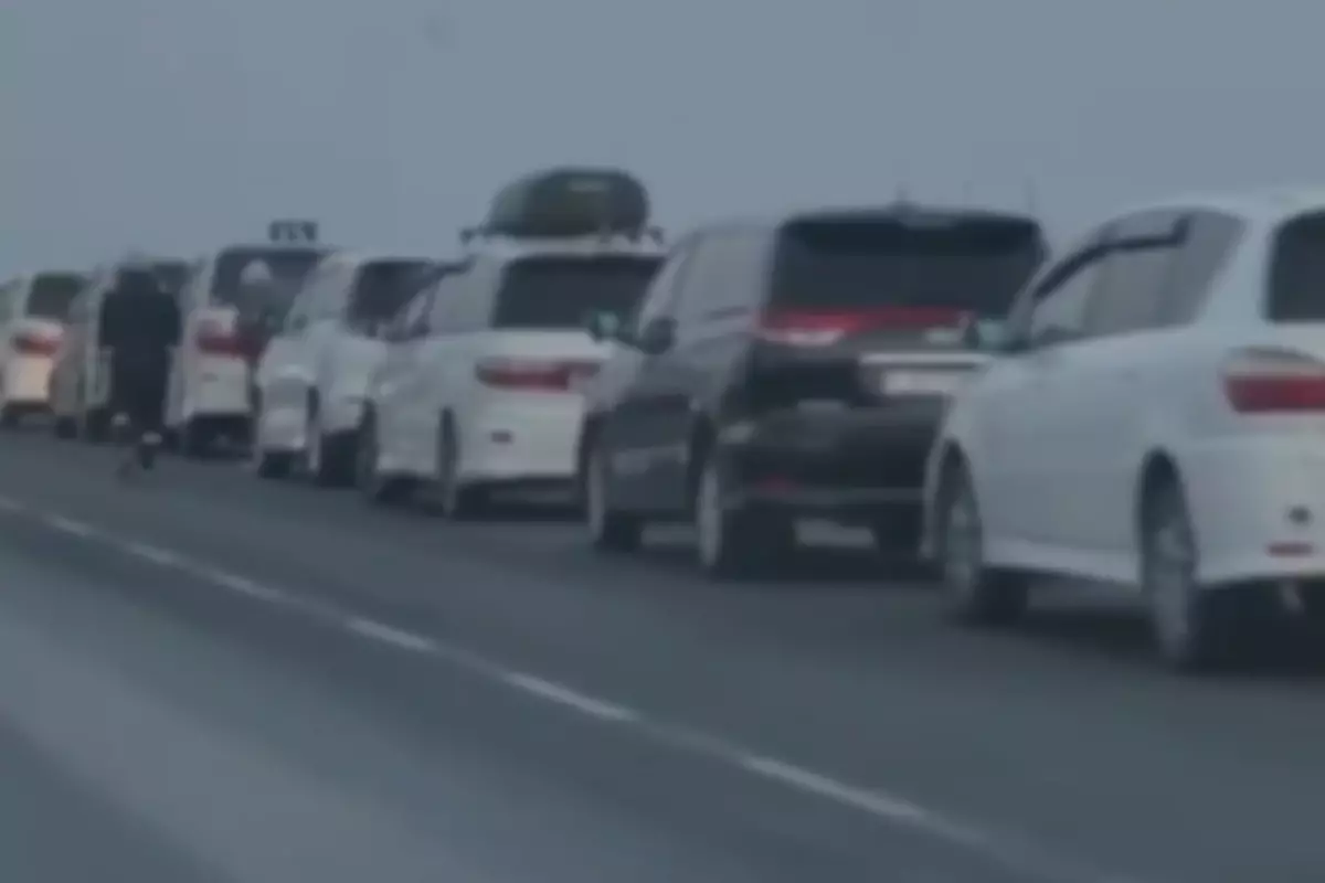 В Атырау водители массово вышли на трассу из-за действий дорожной полиции