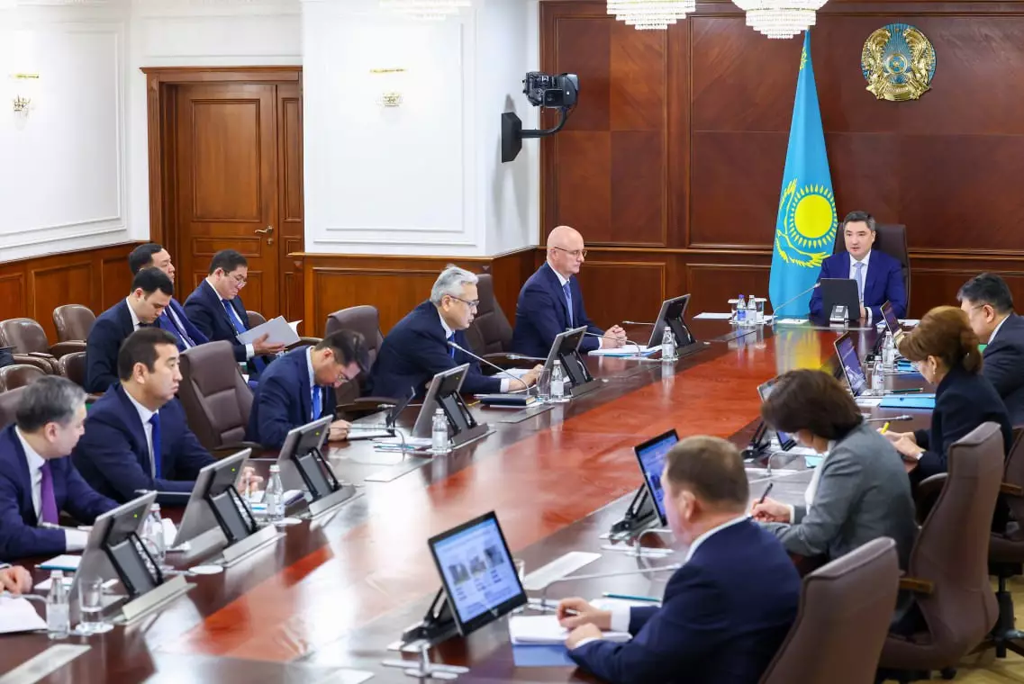 Бектенов поручил усилить цифровизацию обрабатывающей промышленности