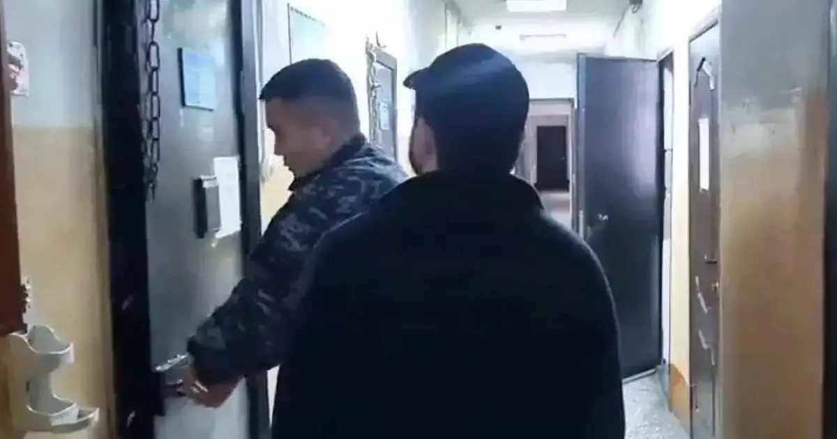  Семейде стендап-блогер жұрттың алдында боқтаймын деп түрмеден бір-ақ шықты 