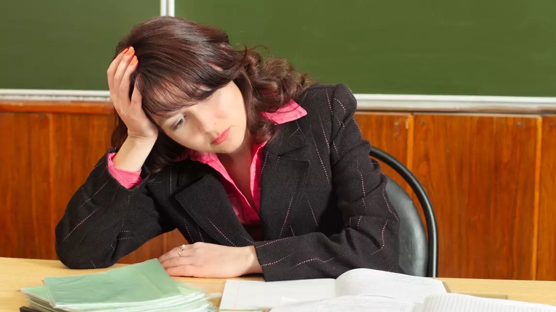 "Мектептен кетіп, миым тынышталды": Мектептен кетіп  жатқан мұғалім көбеюде