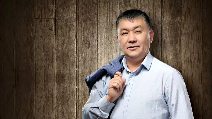 "Сыра ішіп жатырсыз ғой": Қайрат Нұртастың әкесі оқырмандарына ұсталып, масқарасы шықты (ФОТО)