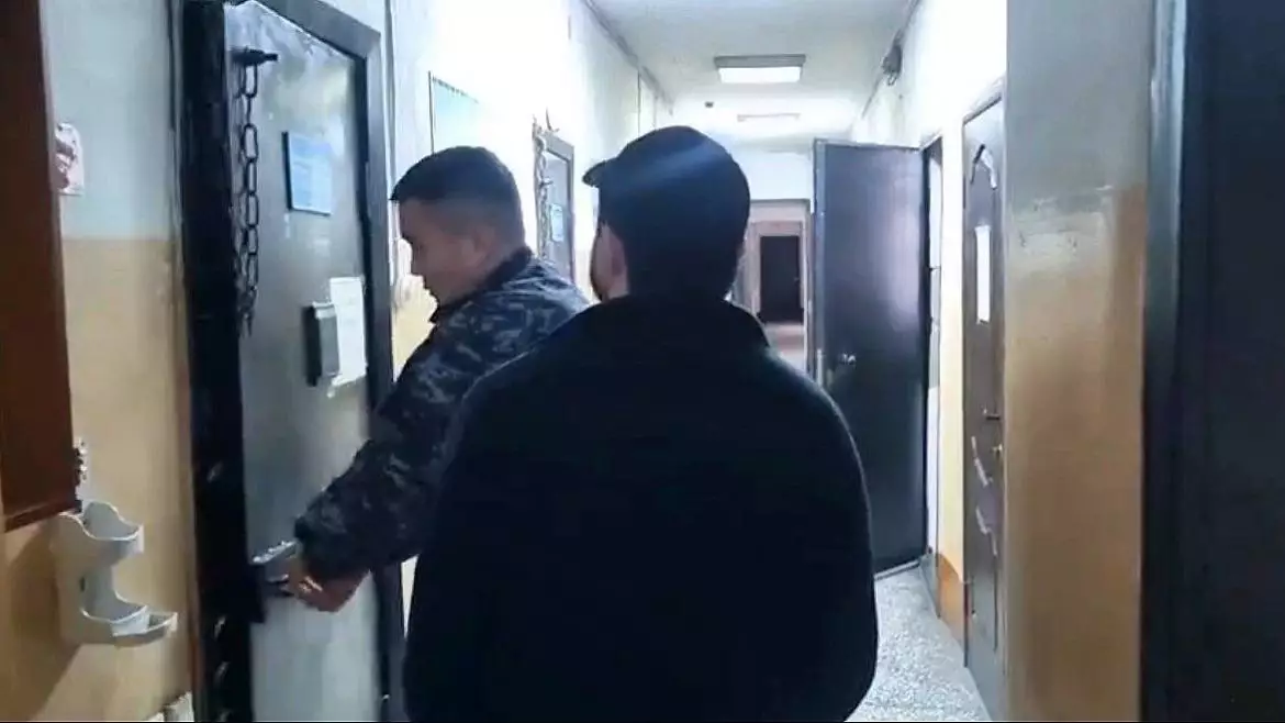 Тағы да блогер дауы: Семейде стендап-блогер бейәдеп сөз үшін 5 тәулікке қамалды