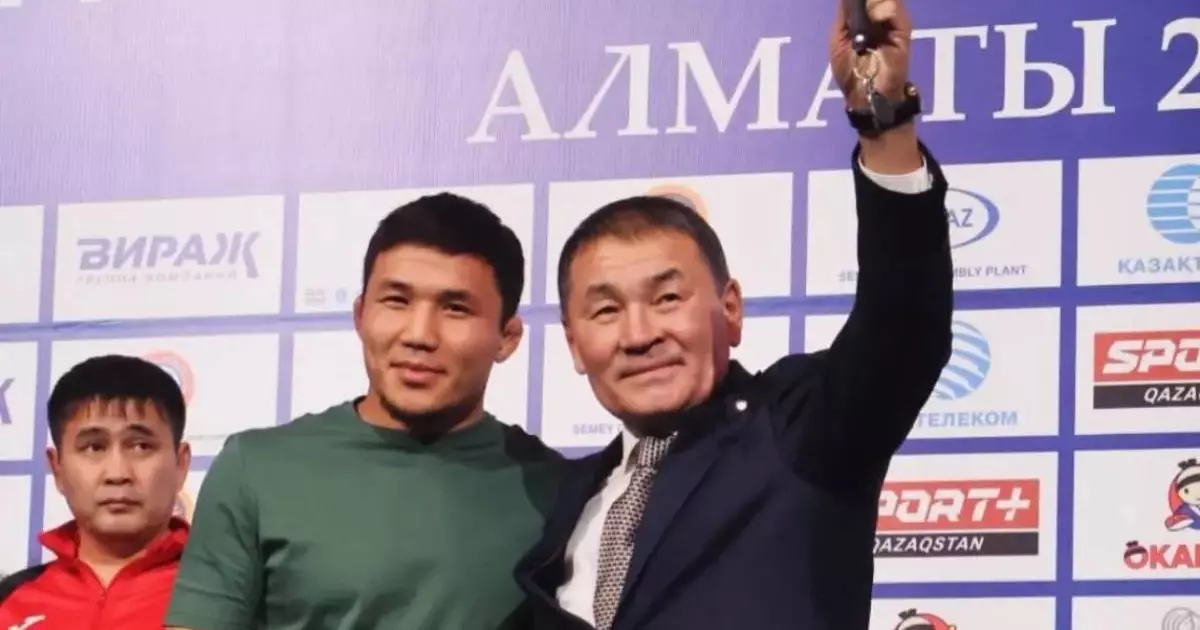  Қазақ балуаны өзіне уәде етілген пәтердің кілтін ұзақ уақыттан кейін алды (ВИДЕО) 