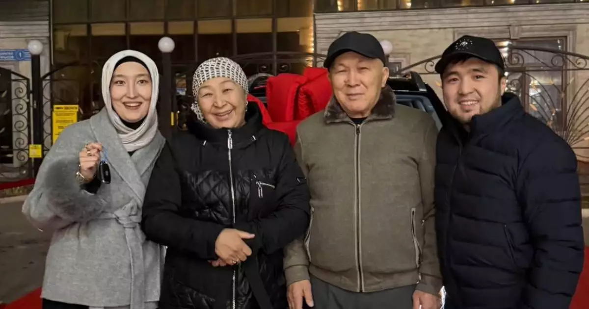  Елдос Сметов жарына қымбат автокөлік сыйлады 