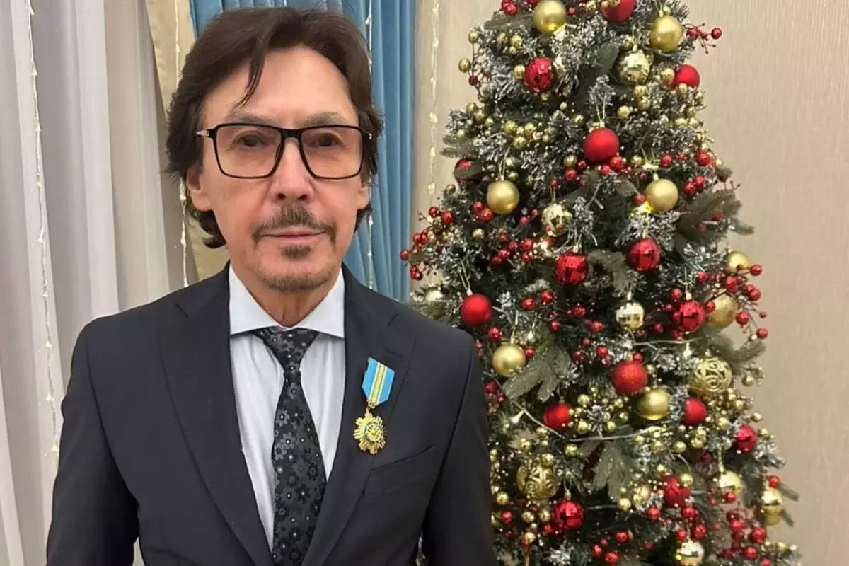 Танымал актер Жан Байжанбаев мемлекеттік наградамен марапатталды