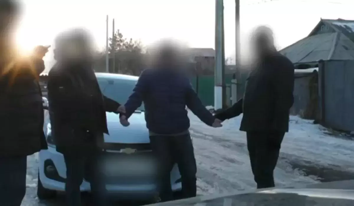 Астанада лауазымды қызметкер есірткі таратып жүрген жерінен ұсталды (ВИДЕО)