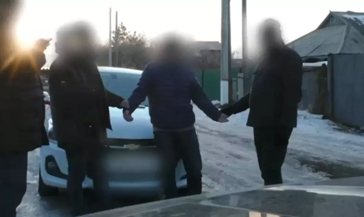 Финансист из Астаны работал курьером наркосети: кадры задержания