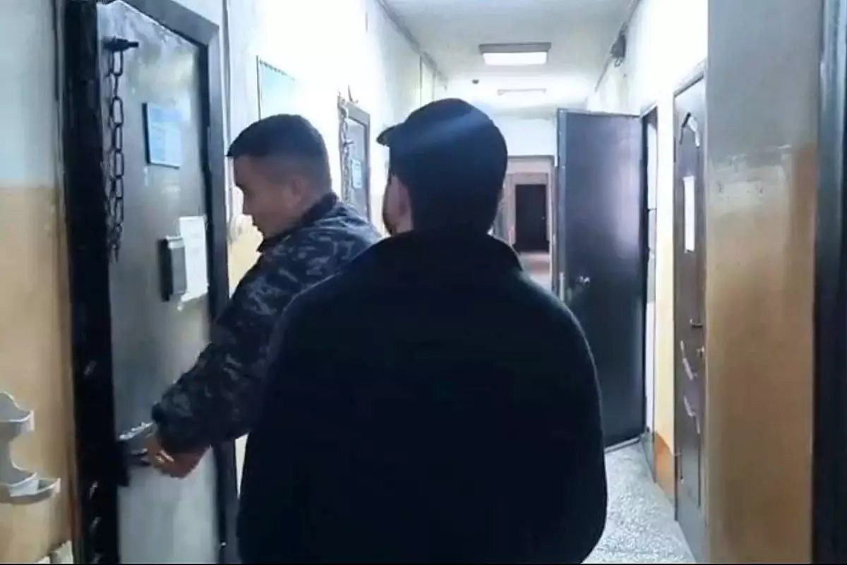 Скандальное выступление в Семее: стендап-комика арестовали за мат