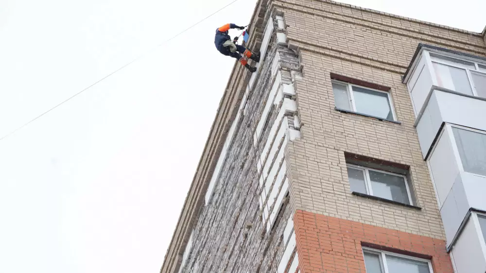 Облицовка рухнула на людей в Астане: всех пострадавших выписали