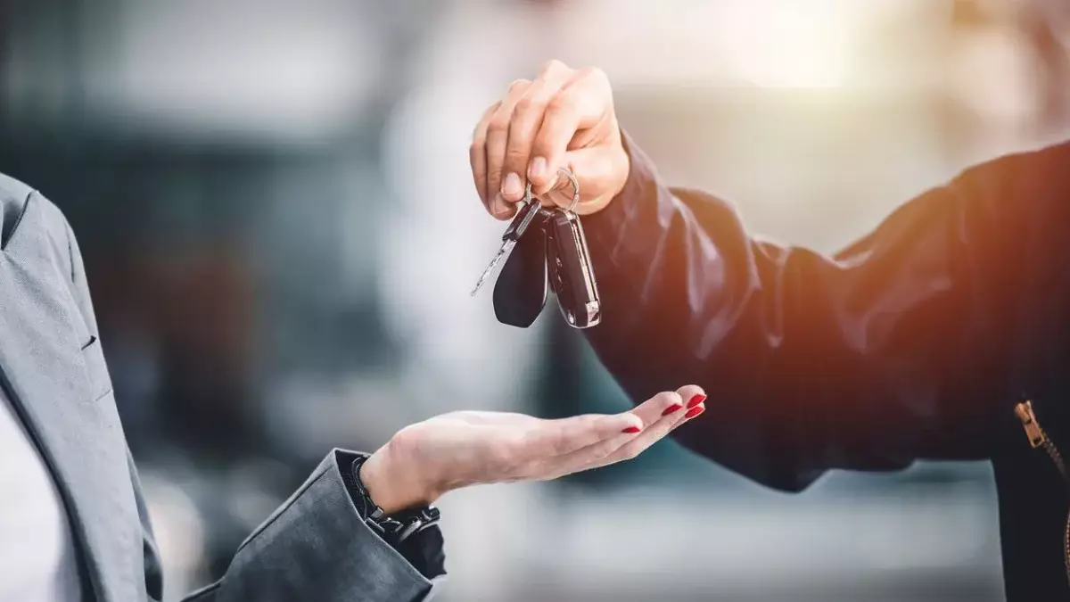 Павлодар облысында қарызы бар адамдар астындағы көлігінен айырылып жатыр