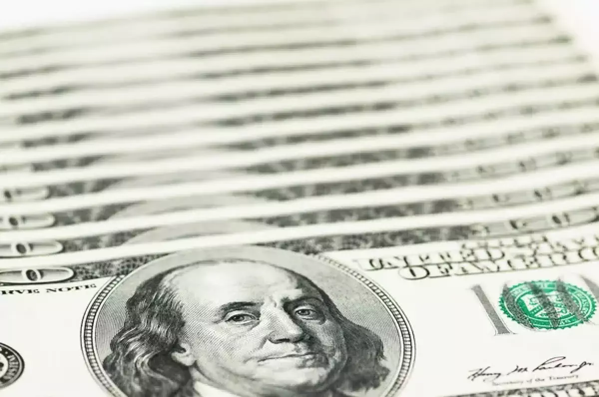 Падает без оглядки: что происходит с курсом доллара в Казахстане