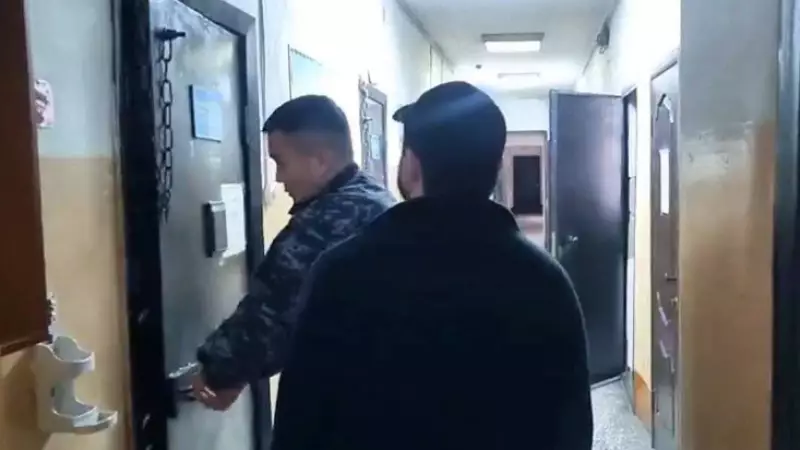 Стендап-комика арестовали за маты на сцене в Семее