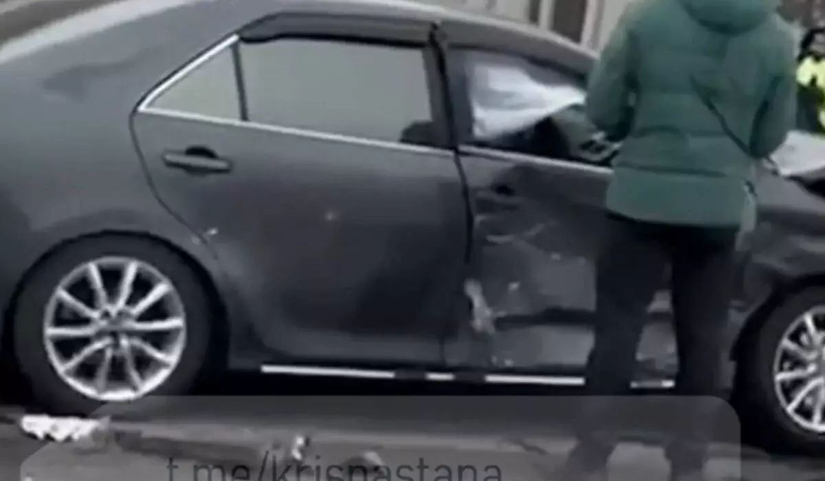 Toyota после столкновения с Geely сбила пешеходов в центре Астаны (ВИДЕО)