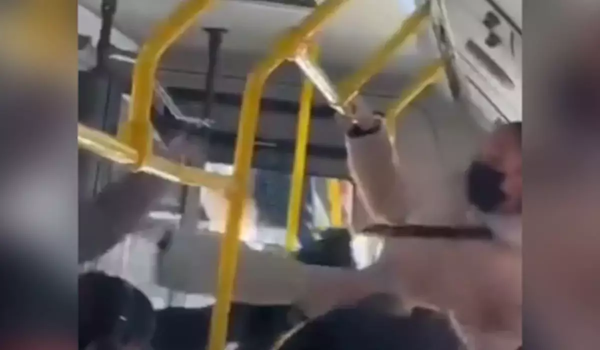 Пассажирки устроили драку с ударами ног в автобусе в Алматы (ВИДЕО)