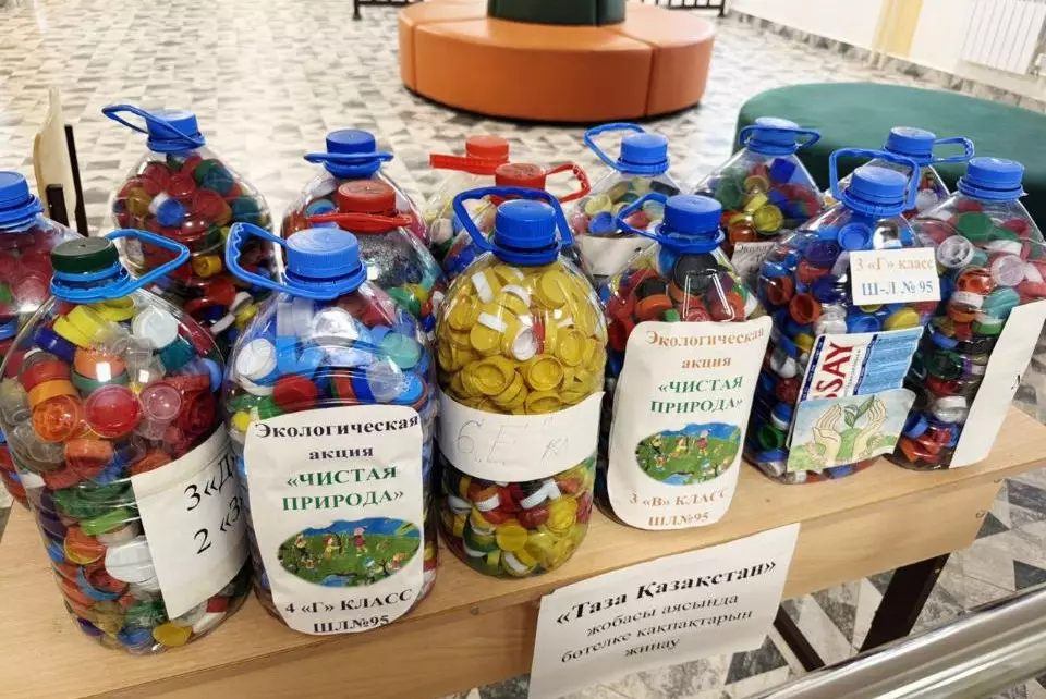 Школьники Астаны собирают тысячи крышек, чтобы спасти детские жизни