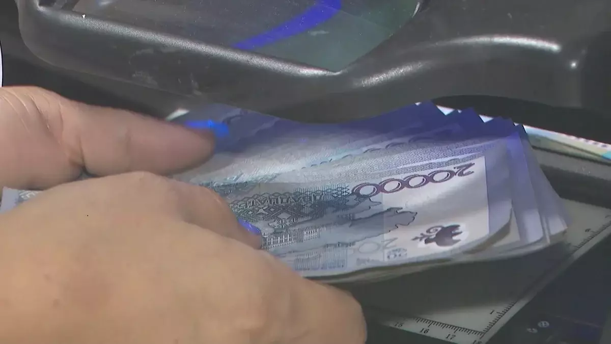 Қызылордада кәмелетке толмаған баласына рөлді берген анаға айыппұл салынды