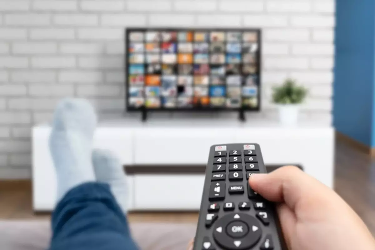 Почти три часа у экрана: сколько времени казахстанцы проводят перед телевизором